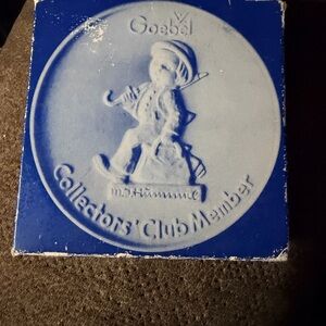 1976 Germany VTG Goebel White 4" Medallion  "The Merry Wanderer”
